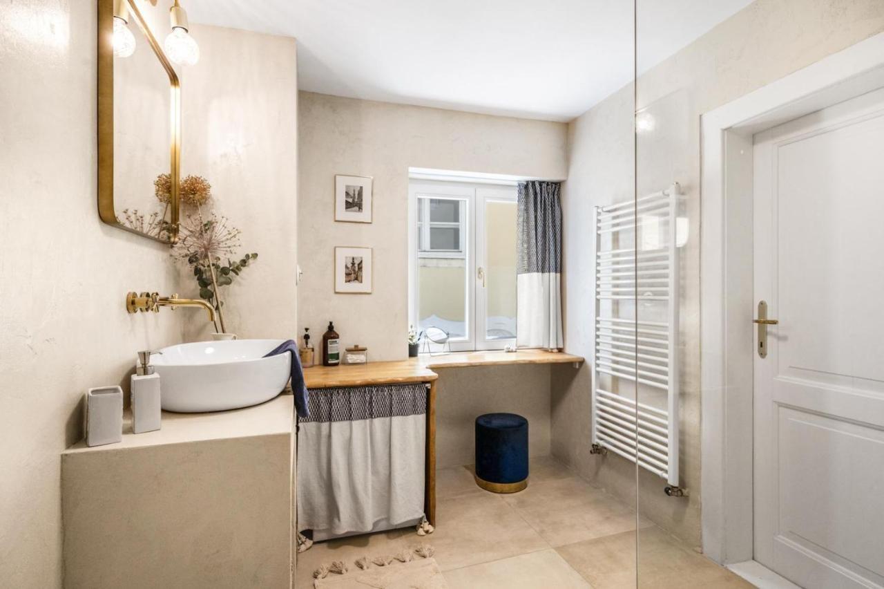 New Design & High Standard Apt From 16Th Century In Old Town-Free Parking บราติสลาวา ภายนอก รูปภาพ